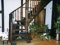 古材の廻り階段