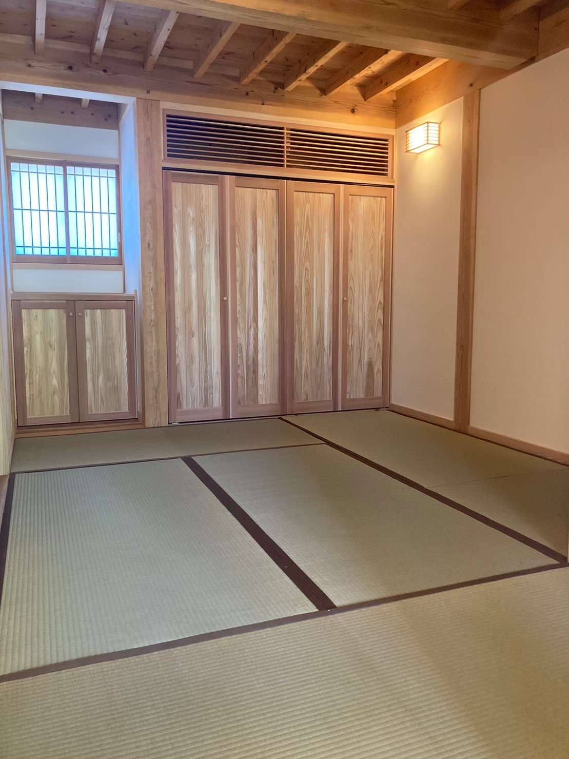 石積みの庭が映える<br />鎧張り壁の家