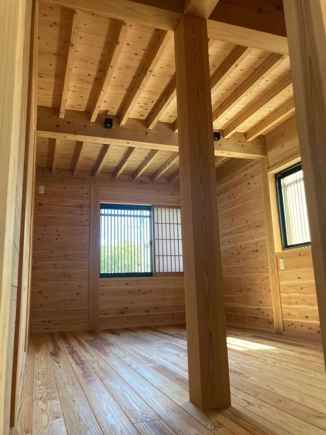 石積みの庭が映える<br />鎧張り壁の家