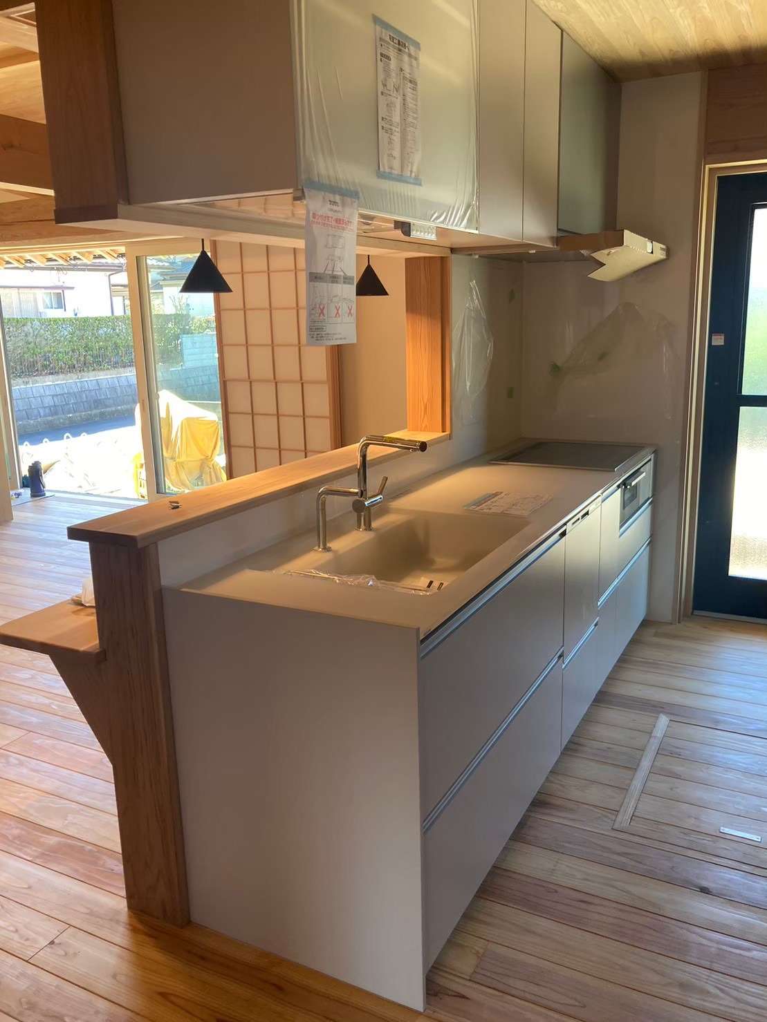 石積みの庭が映える<br />鎧張り壁の家