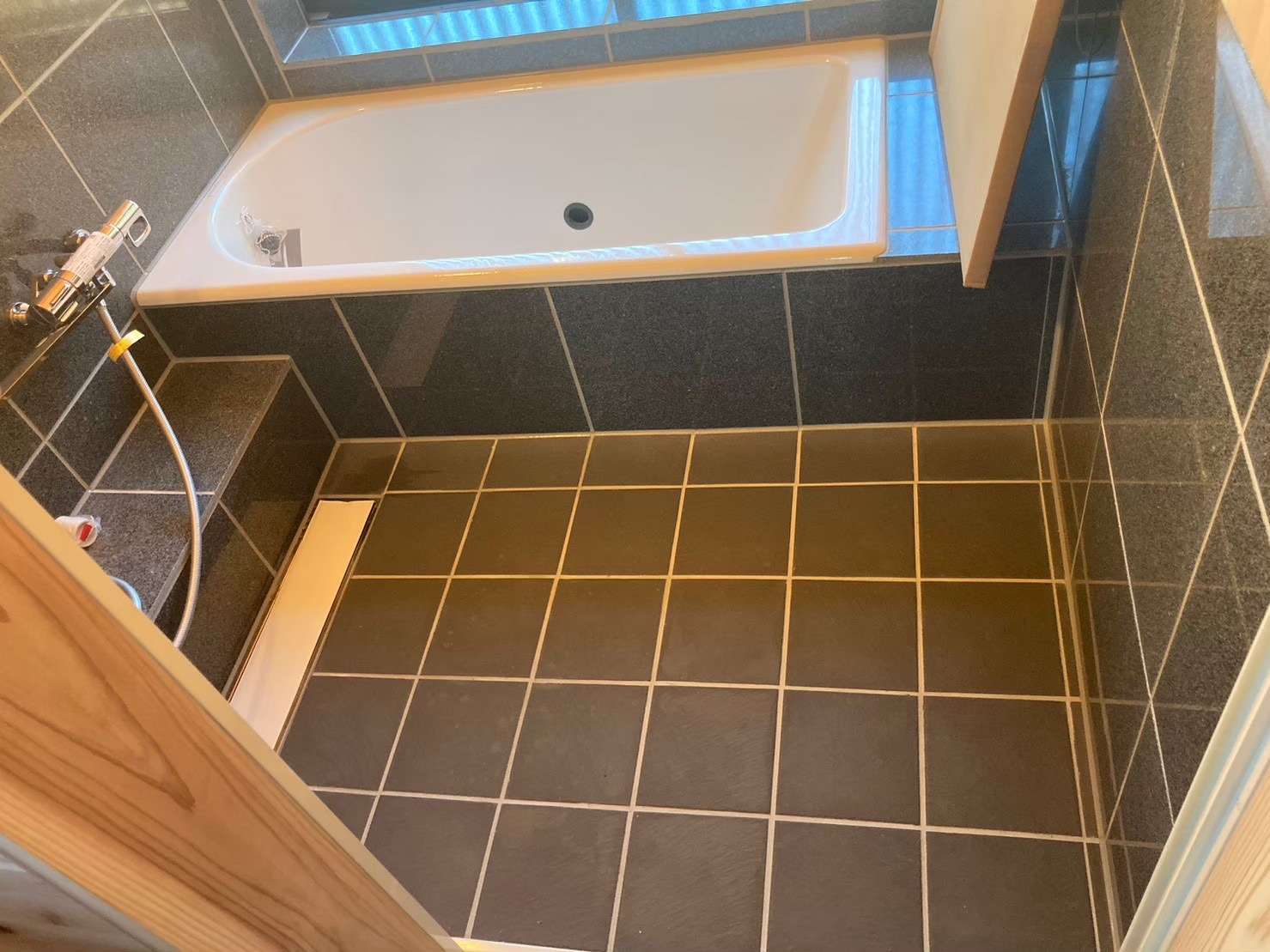 石積みの庭が映える<br />鎧張り壁の家