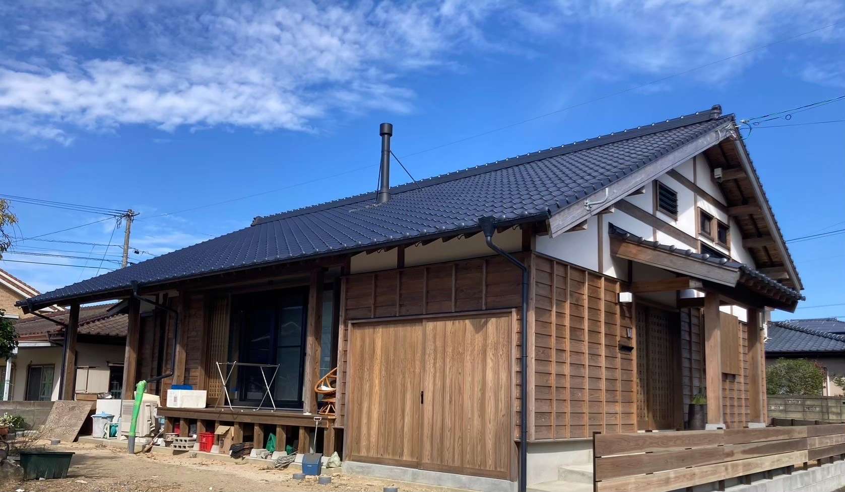 石積みの庭が映える<br />鎧張り壁の家