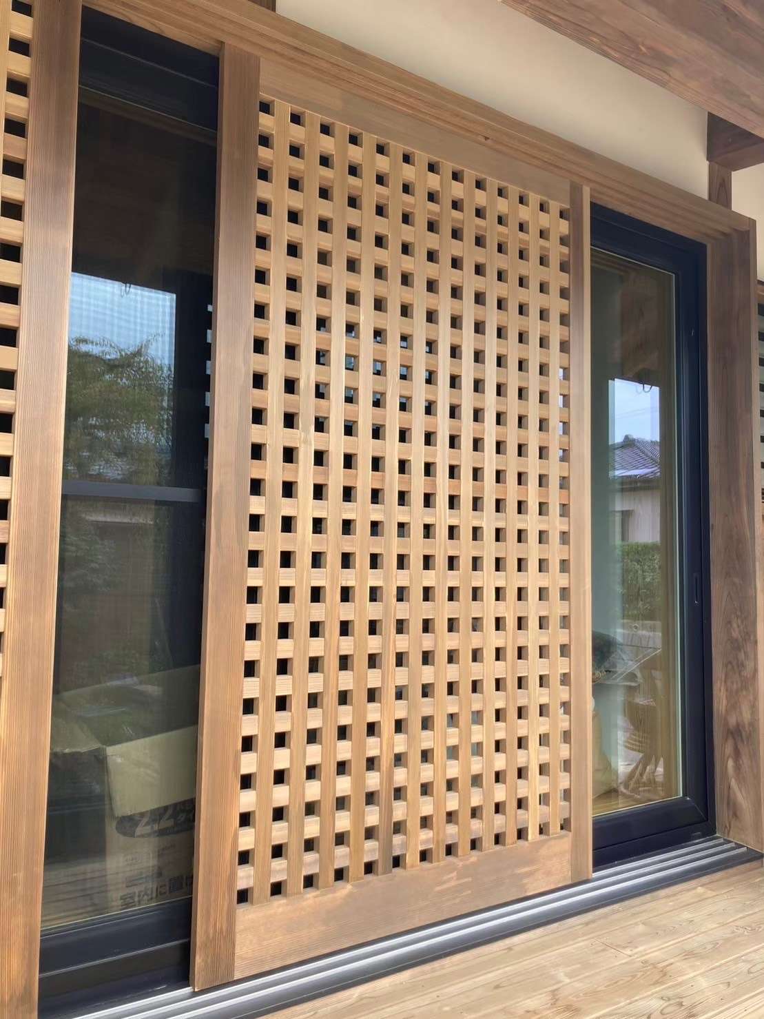 石積みの庭が映える<br />鎧張り壁の家