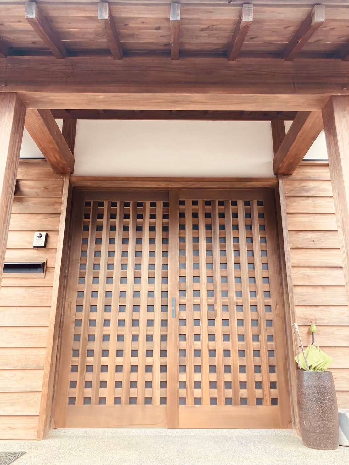 石積みの庭が映える<br />鎧張り壁の家