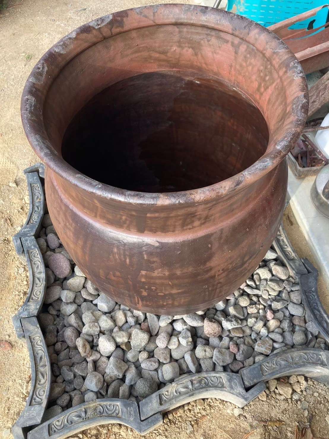 石積みの庭が映える<br />鎧張り壁の家