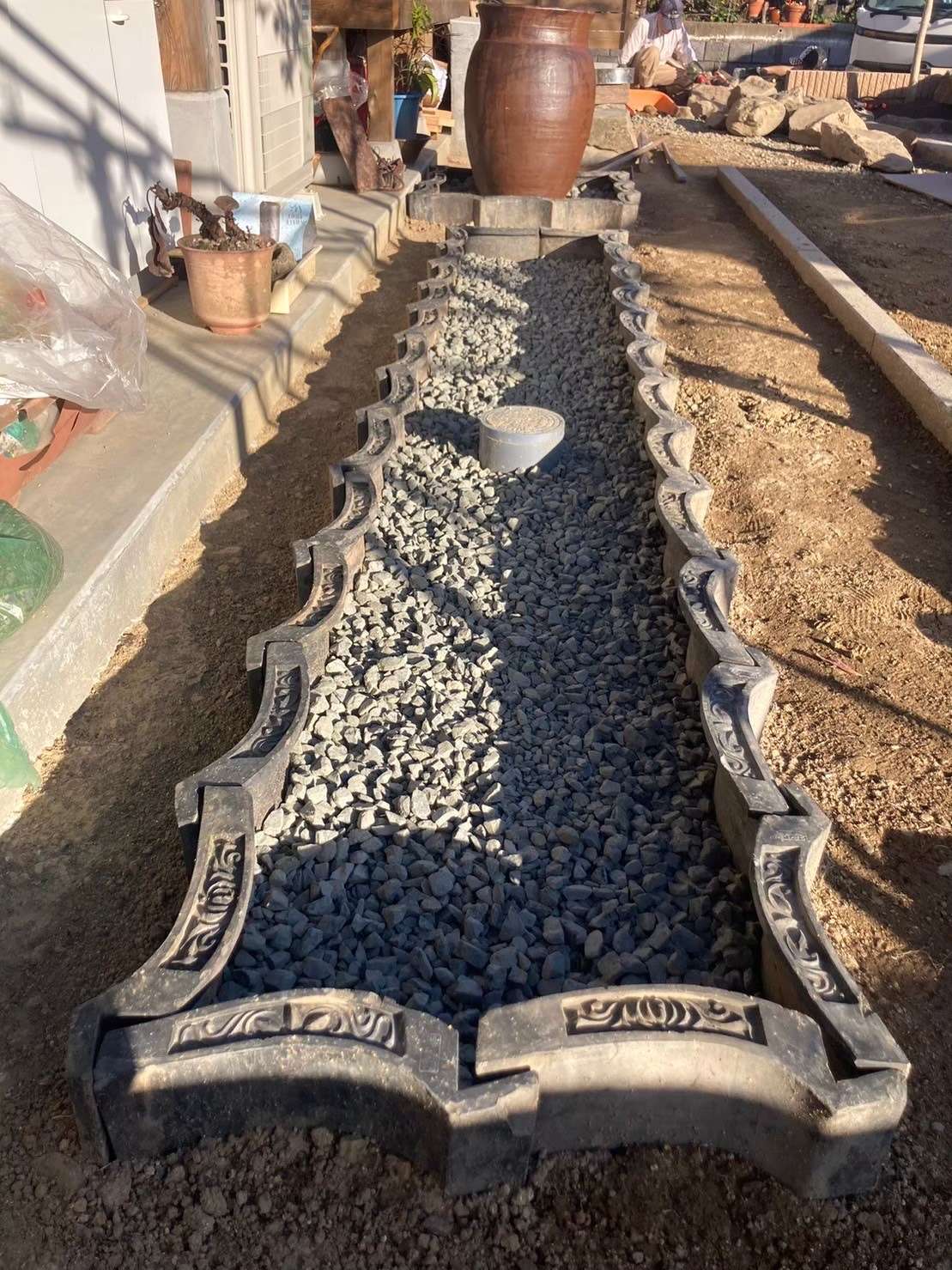 石積みの庭が映える<br />鎧張り壁の家