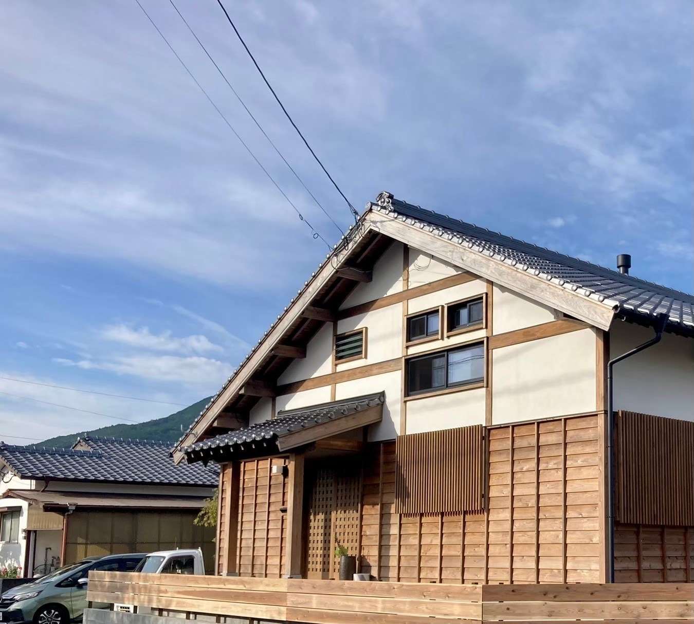 石積みの庭が映える<br />鎧張り壁の家