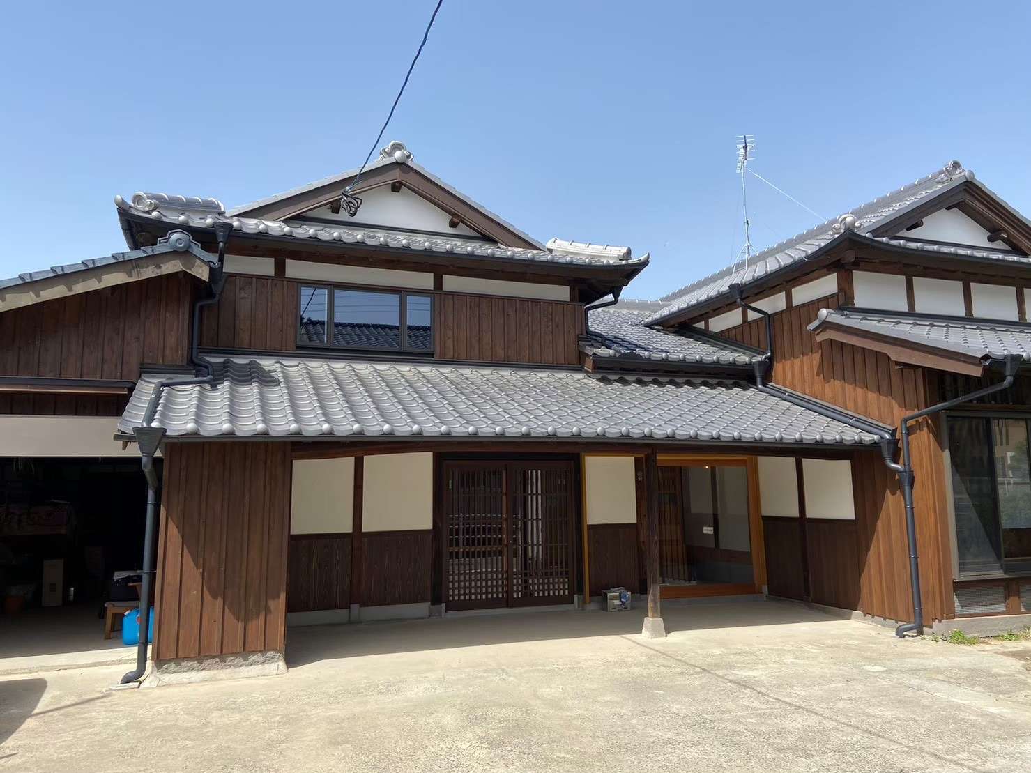 時を刻む梁と、お施主様が選び抜いた柔らかな光