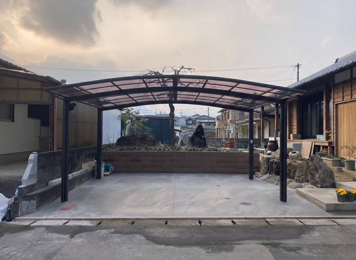 石積みの庭が映える<br />鎧張り壁の家