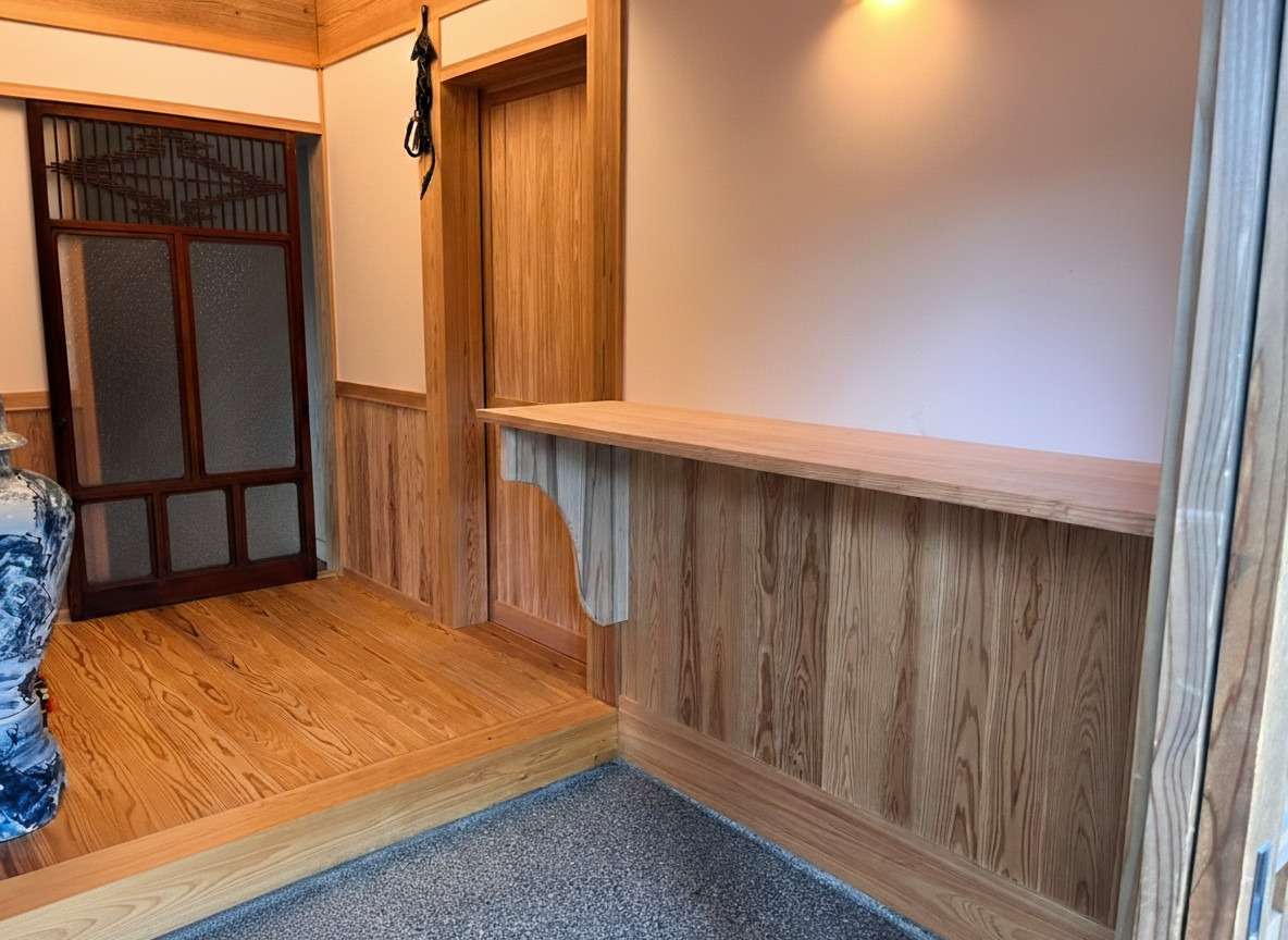 石積みの庭が映える<br />鎧張り壁の家